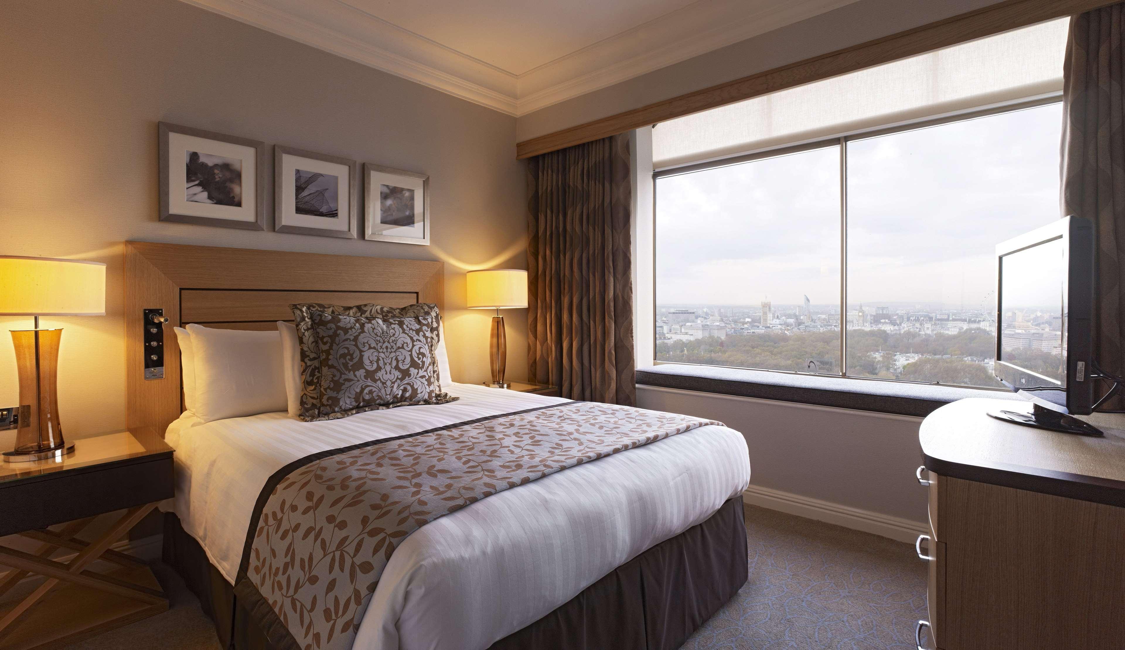 London Hilton On Park Lane Hotel Exterior photo A bedroom at the Hilton London Heathrow