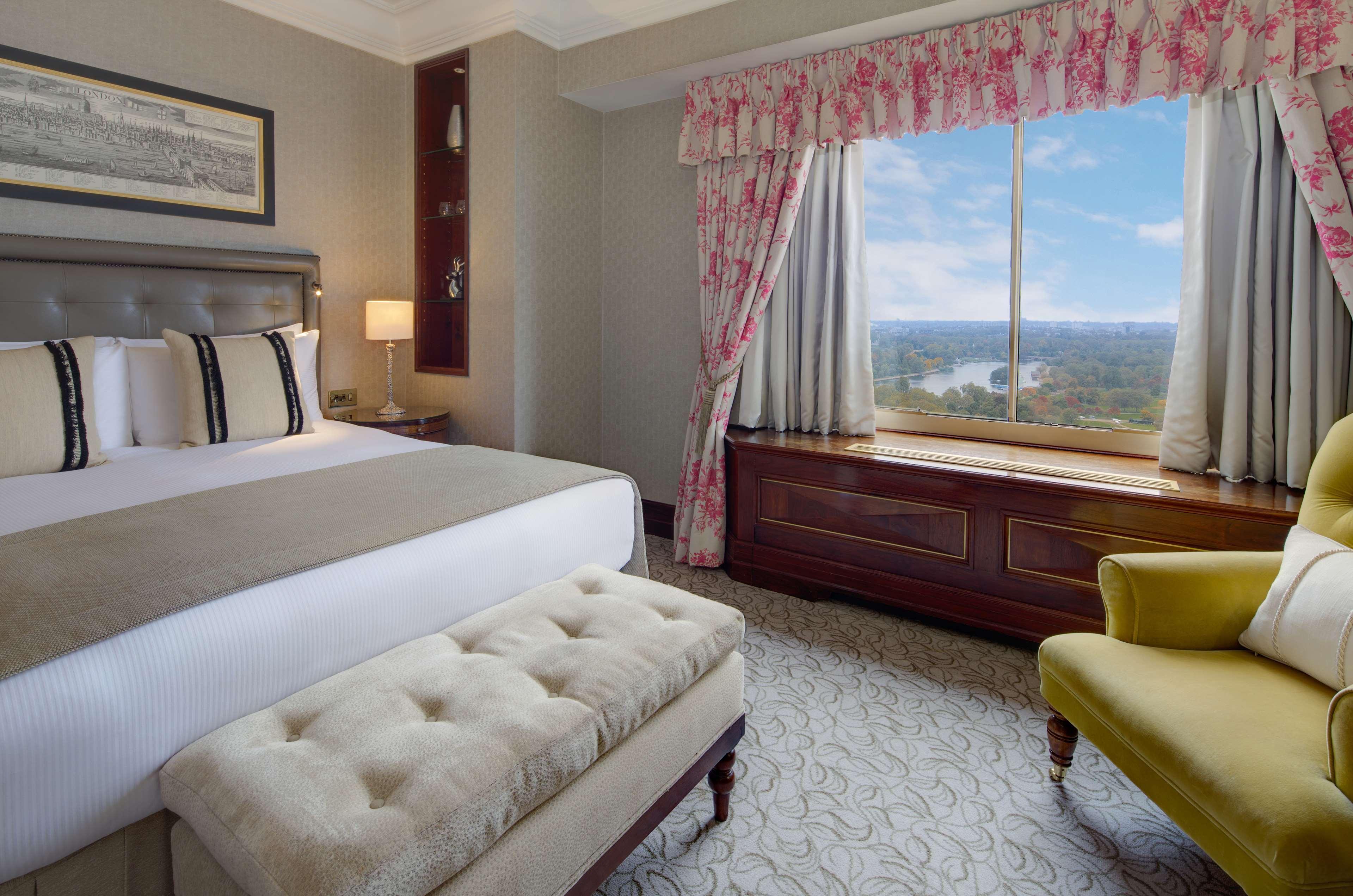 London Hilton On Park Lane Hotel Exterior photo A bedroom at the hotel