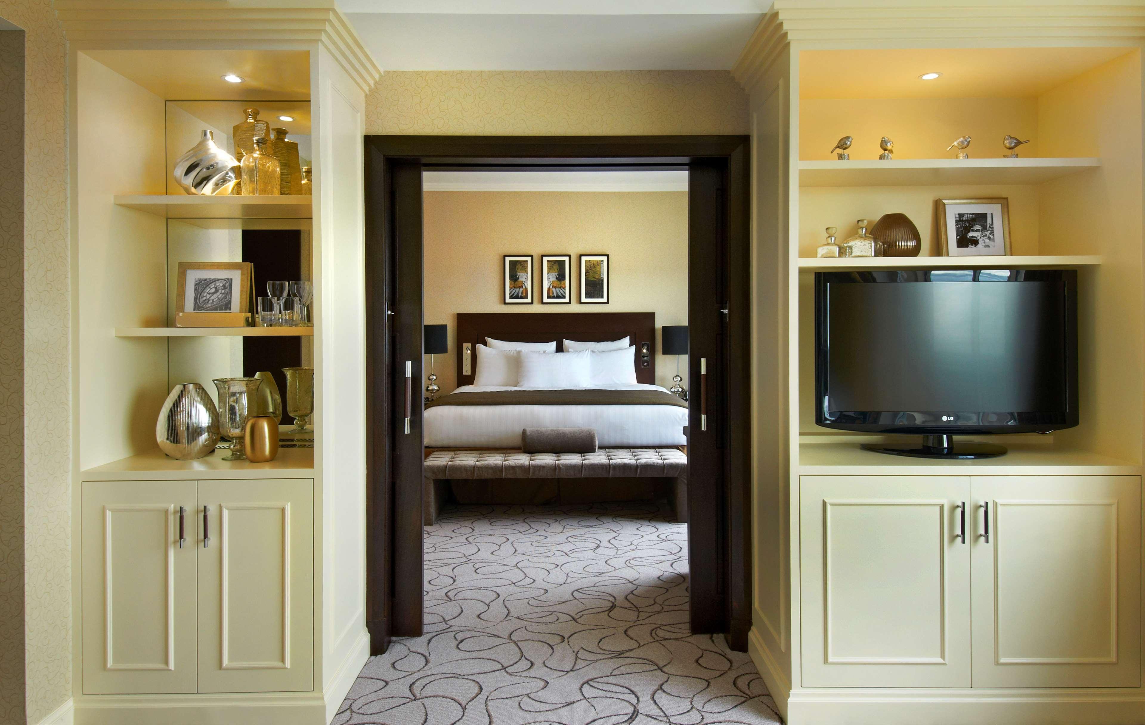 London Hilton On Park Lane Hotel Room photo A suite at the Conrad Hilton London St. George's Wharf