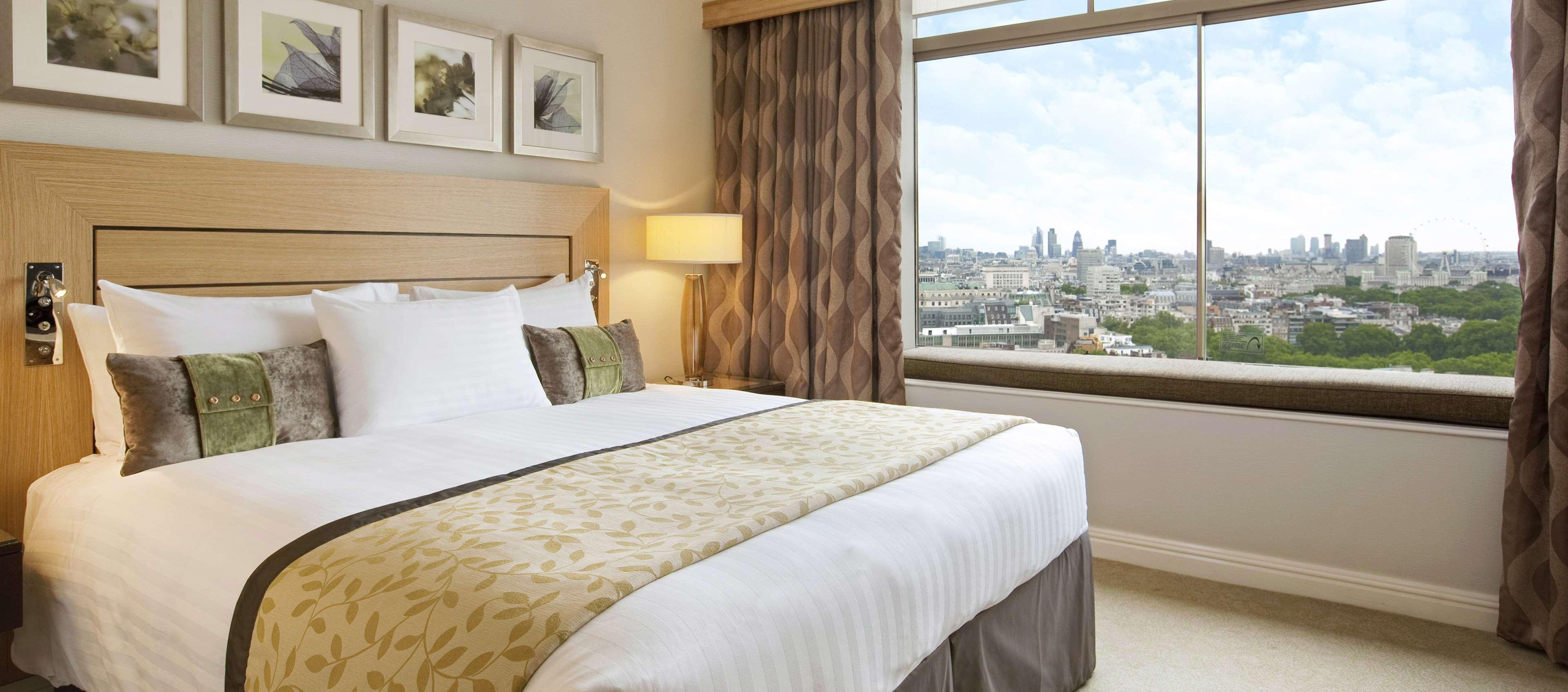 London Hilton On Park Lane Hotel Exterior photo A bedroom at the Hilton London Paddington