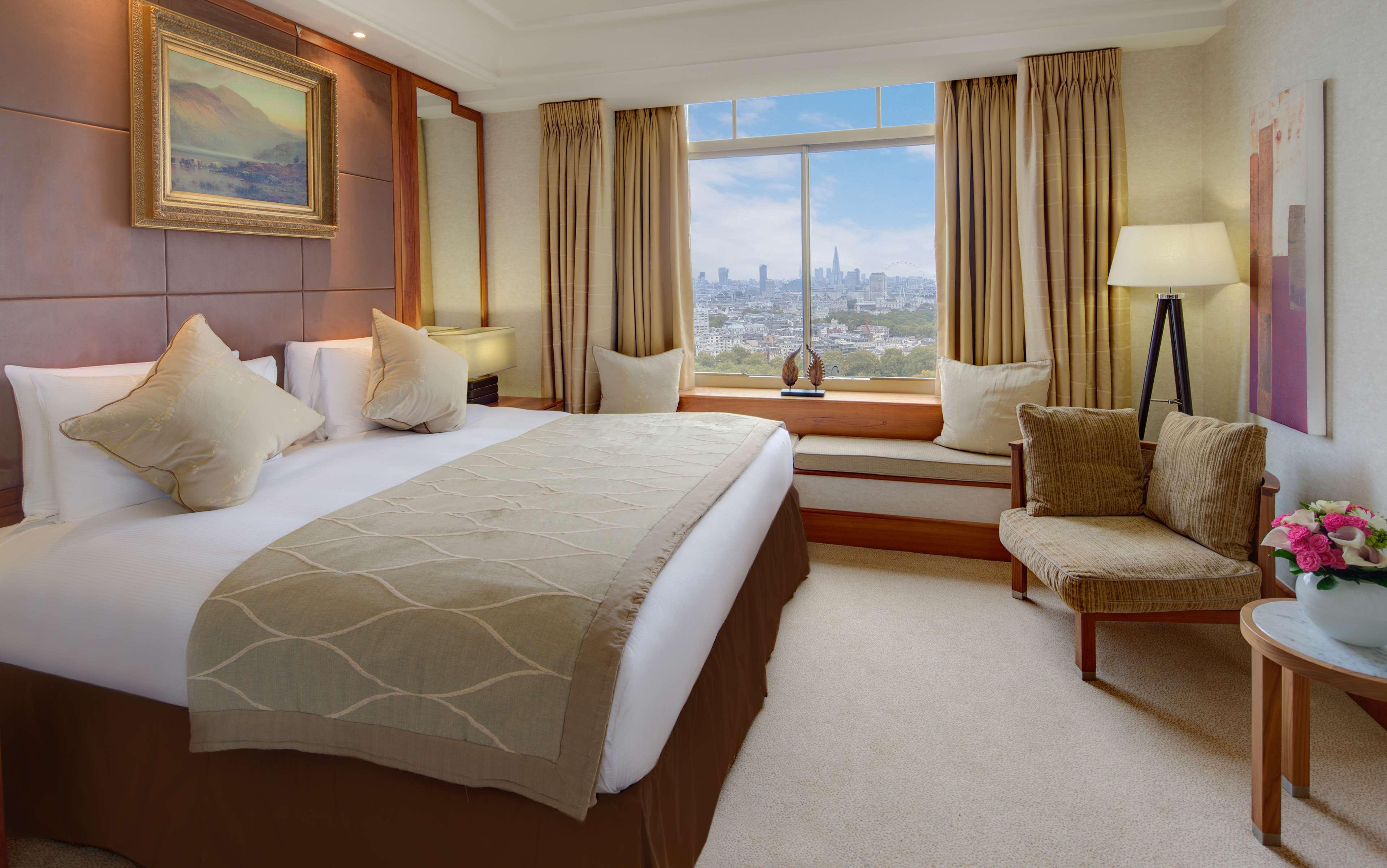 London Hilton On Park Lane Hotel Exterior photo A bedroom at the InterContinental London