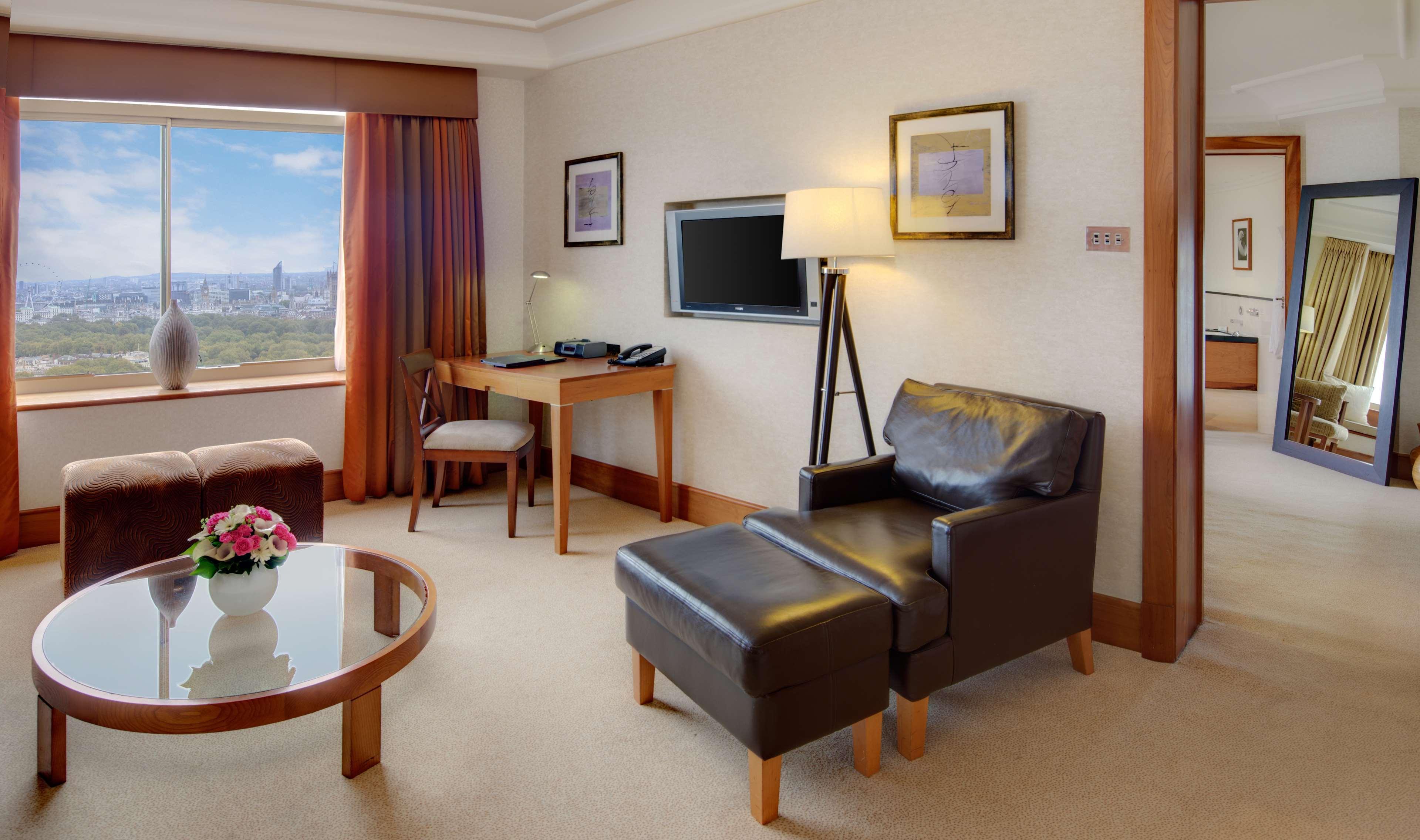 London Hilton On Park Lane Hotel Exterior photo A suite at the hotel