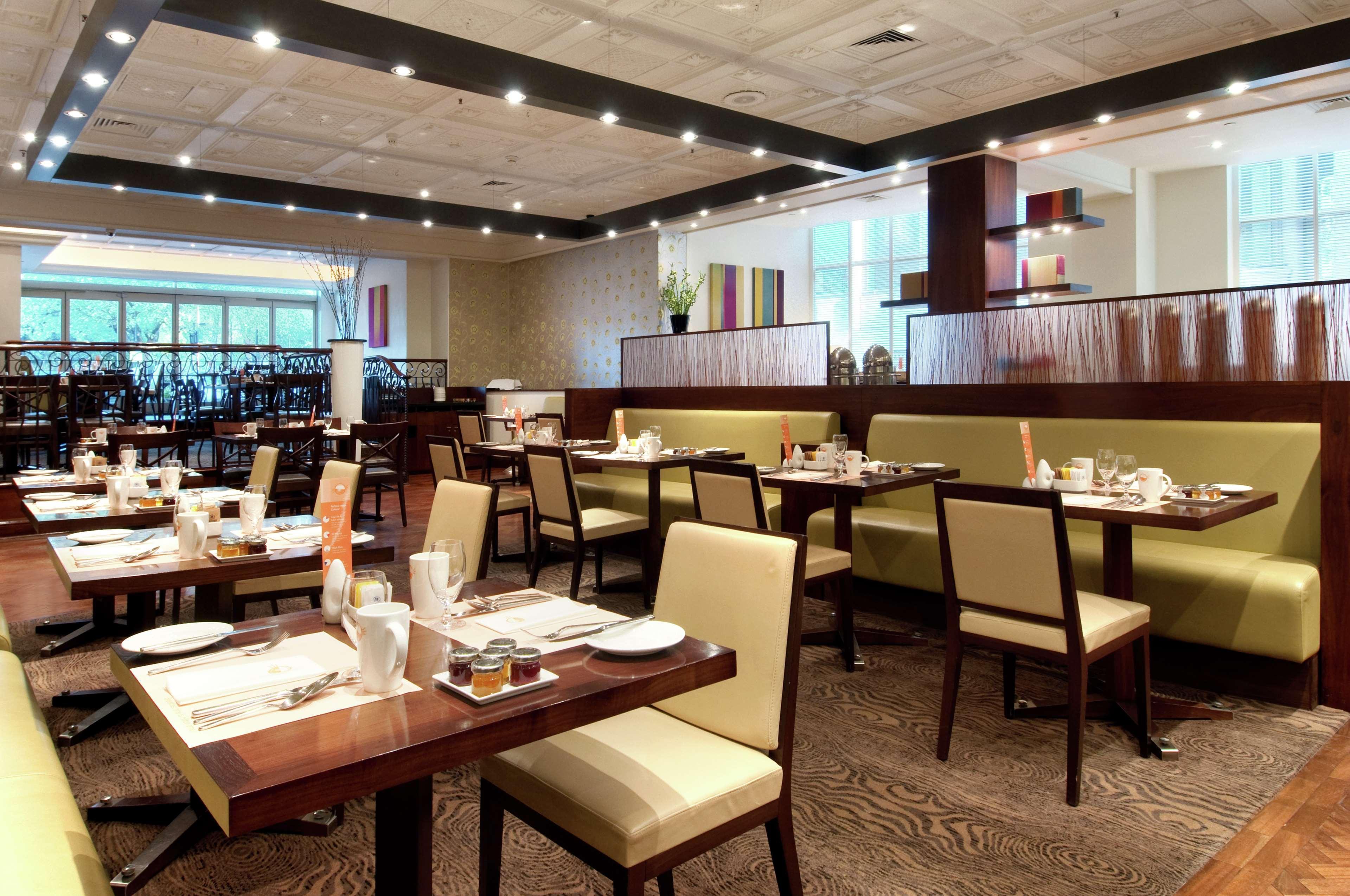 London Hilton On Park Lane Hotel Restaurant photo The interior of the restaurant