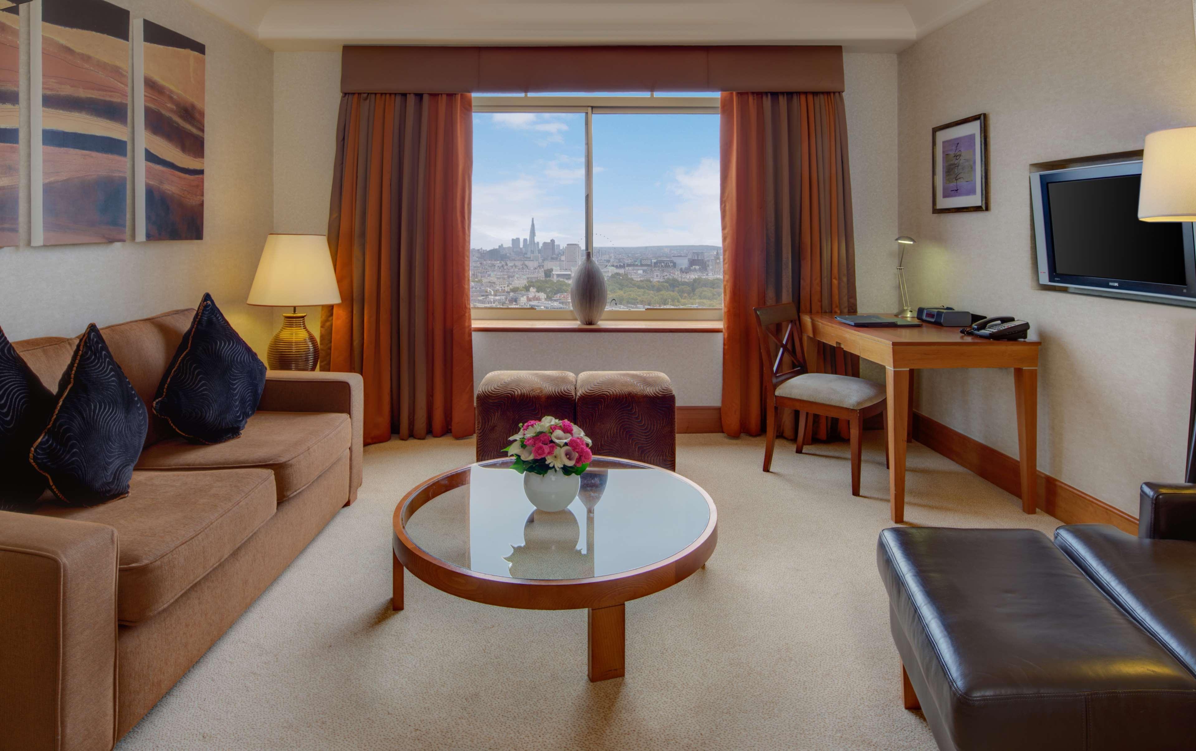 London Hilton On Park Lane Hotel Exterior photo A suite at the Conrad Hilton London St. George's Wharf