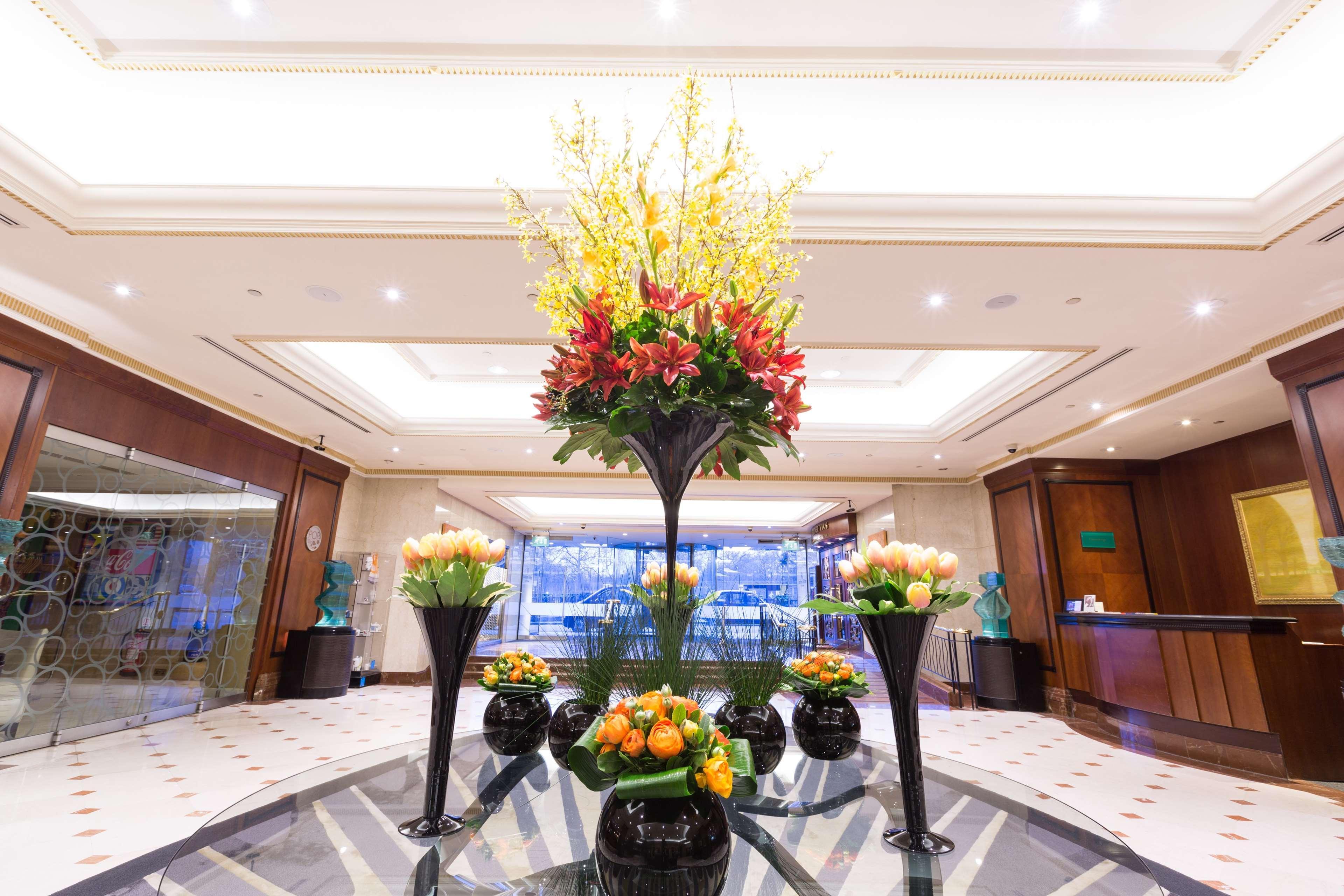 London Hilton On Park Lane Hotel Exterior photo The lobby of the hotel