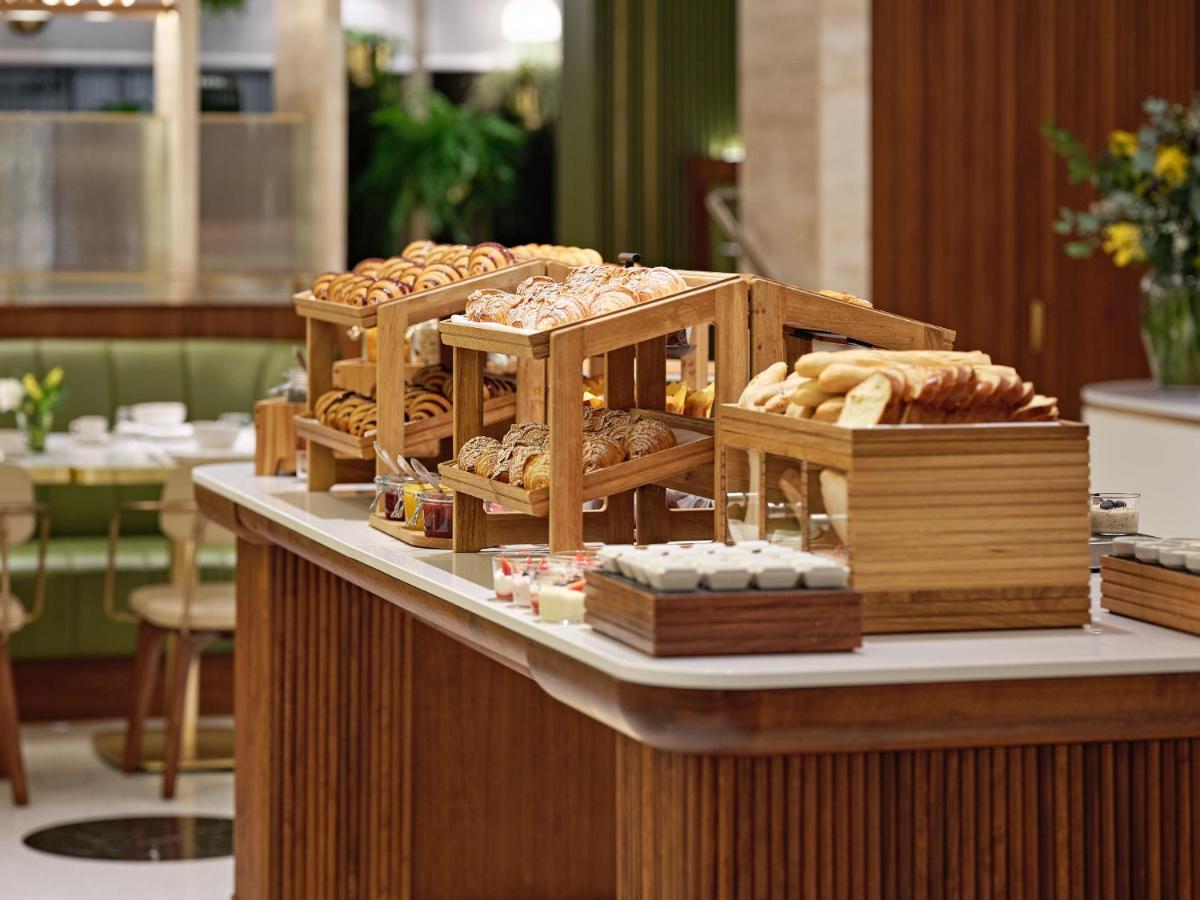 London Hilton On Park Lane Hotel Exterior photo A bread station at a buffet
