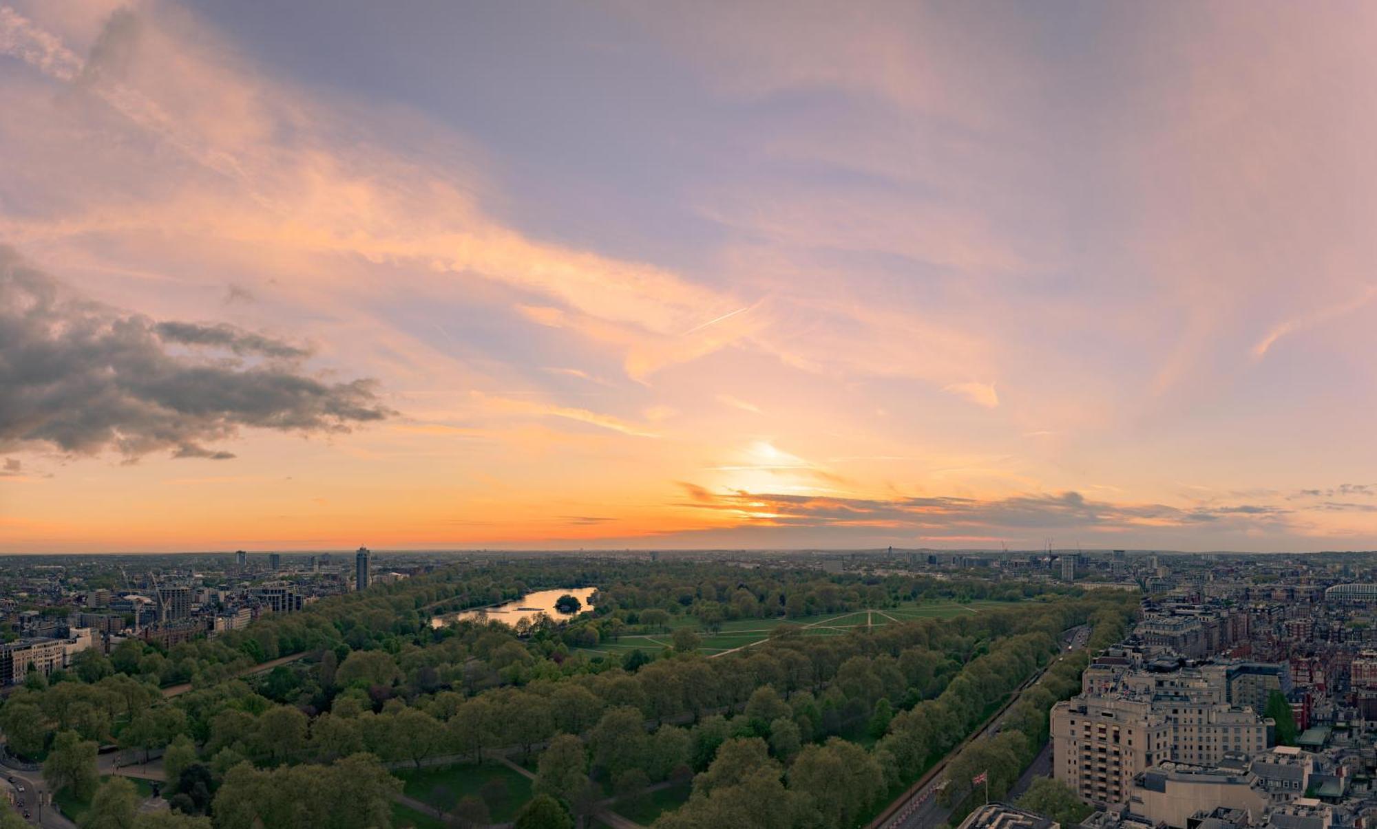 London Hilton On Park Lane Hotel Exterior photo Sunset over Kensington Gardens