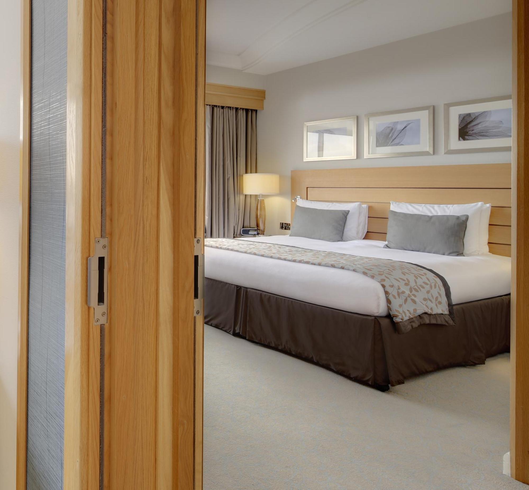 London Hilton On Park Lane Hotel Exterior photo A bedroom at the hotel